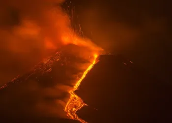 na Islandu: Lava je ispod naše kuće, ZEMLJA TONE