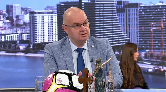 Srbija jača vojnu moć: Predsednik Vučić posetio vojni aerodrom u Batajnici