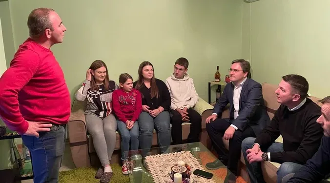 Selaković Posetio Porodicu Trifunović u Lipovcu: Obećanje Bolje Budućnosti za Decu Srbije