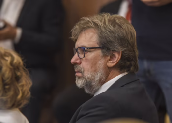 Novi Sad, 25. juna 2025 -  Poslanici Skuptine Vojvodine usvojili su na poèetku dananje sednice dnevni red na kojem je 18 taèaka, meðu kojima je i izbor potpredsednika Pokrajinske vlade i pokrajinskog sekretara za finansije. Pokrajinska skuptina potom je poèela zajednièki preteres o te prve dve taèke dnevnog reda. Za potpredsednika Pokrajinske vlade predloen je Tomislav igmanov, a za sekretara za finansije Aleksandra Radak. Sednici prisustvuju 92 poslanika. FOTO TANJUG/ NENAD MIHAJLOVIÆ/ bg