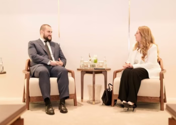 Rijad, 15. decembra 2025. - fotografija niske rezolucije - Na marginama 11. Globalnog foruma Ujedinjenih nacija  Alijanse civilizacija (UNAOC), koji se odrava u Rijadu, ministar za pomirenje, regionalnu saradnju i drutvenu stabilnost Usame Zukorlic odrao je odvojene bilateralne sastanke sa visokim zvanicnicima Haemitske Kraljevine Jordan i Drave Palestine. Ministar Zukorlic sastao se sa  Nancy Namrouqa, dravnom sekretarkom Ministarstva spoljnih poslova Haemitske Kraljevine Jordan, te sa Imadom Abdulahom Hamdanom, ministrom kulture Drave Palestine. FOTO TANJUG/ Ministarstvo bez portfelja/ Edin Bacevac/ bg