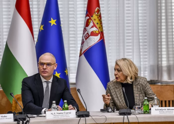 Beograd, 10. februara 2026. - Intenzivna saradnja timova Srbije i Maðarske na izgradnji brze pruge Beograd - Budimpeta pokazuje visok nivo meðusobnog poverenja to predstavlja kljuèni preduslov za realizaciju ovako sloenih i strateki vanih infrastrukturnih projekata, izjavila je danas ministarka graðevinarstva, saobraæaja i infrastrukture Aleksandra Sofronijeviæ, saoptilo je resorno ministarstvo. Ona je nakon sastanka sa delegacijom Maðarske koju je predvodio zamenik ministra u Ministarstvu graðevinarstva i saobraæaja Maðarske Nandor Èepregi navela da se Srbija time dodatno pozicionira kao pouzdan partner i znaèajan saobraæajni i logistièki centar u regionu. FOTO TANJUG/MGSI/bs