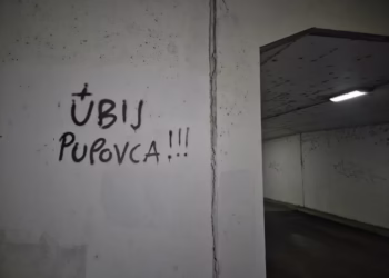 Zagreb, 31. januara 2026.- U Zagrebu su se pojavili grafiti sa pretnjama upuæenim predsedniku Samostalne demokratske srpske stranke (SDSS) i saborskom zastupniku Miloradu Pupovcu, na kojima pie "Ubij Pupovca", saoptilo je danas Srpsko narodno vijeæe (SNV), uz fotografije preteæih natpisa.Grafiti su ispisani u podzemnom prolazu kod Osnovne kole "Savski Gaj", a prema navodima SNV, tu se nalaze i potpisi autora, kao i ustaki i nacistièki simboli, ukljuèujuæi slovo U sa krstom i kukasti krst, prenosi portal Index.hr. FOTO TANJUG/ SNV, fotografija niske rezolucije/ nr