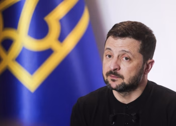 epa11992183 Ukrainian President Volodymyr Zelensky answers journalists' questions during a press conference at France Television headquarters in Paris, France, 27 March 2025. Ukrainian President Volodymyr Zelensky gives a press conference after participating in the 'Coalition of the Willing' summit on peace and security for Ukraine, hosted by French President Emmanuel Macron with European and international leaders at the Elysee Palace.  EPA-EFE/TERESA SUAREZ