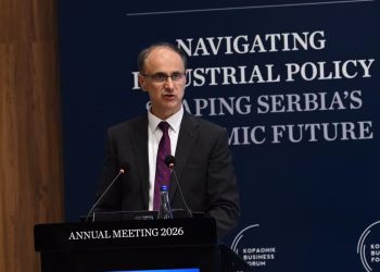 Kopaonik, 4. marta 2026. - Predsednik Vlade Srbje Ðuro Macut izjavio je danas, na zatvaranju 33. Kopaonik biznis foruma, da je Srbija u zahtevnim meðunarodnim okolnostima uspela da oèuva rast BDP-a i naveo da se oèekuje da ove godine iznosi 3,0 odsto, a u periodu od 2026. do 2028. godine kumulativno oko 11,9 odsto. "Prema srednjoroènim projekcijama, u 2026. godini oèekuje se rast BDP-a od 3,0 odsto, dok je za period 2026-2028. godina planiran kumulativni ekonomski rast od oko 11,9 odsto. Meðutim, to ubrzanje mora biti zasnovano na rastu produktivnosti, tehnolokom unapreðenju i odrivom investicionom okviru", rekao je Macut. FOTO TANJUG/ AMIR HAMZAGIÆ/ bg