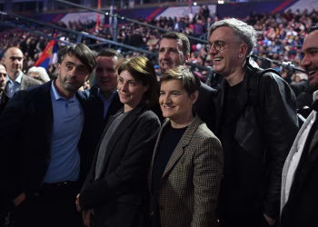 Beograd, 21. marta 2026. - U Beogradskoj areni revijalnim delom danas je poèeo skup Srpske napredne stranke (SNS), dok æe zvanièni deo, na kome æe govoriti predsednik Srbije i èlan Predsednitva SNS Aleksandar Vuèiæ poèeti u 18 èasova. Ispred Arene okupio se veliki broj graðana koji dre zastave Srbije i SNS, a ispred hale su postavljeni suncobrani sa inicijalima predsednika Srbije, kao i baloni u bojama srpske zastave.Na fotografiji Ana Brnabiæ, Marko Èade. FOTO TANJUG/ ANA PAUNKOVIÆ/nr