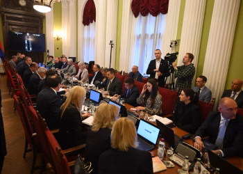 Beograd, 28. marta 2026. - U Skuptini Srbije poèela je sednica Odbora za obrazovanje, nauku i tehnoloki razvoj, na èijem je dnevnom redu stanje na dravnim univerzitetima u Srbiji. Sednici, na poziv predsednika odbora Marka Atlagiæa, prisustvuju èlanovi Odbora, predsednica Skuptine Ana Brnabiæ, ministar prosvete Dejan Vuk Stankoviæ, predstavnici MUP-a, kao i rektori dravnih univerziteta, meðu kojima i rektor Univerziteta u Beogradu Vladan Ðokiæ, rektorka Dravnog univerziteta u Novom Pazaru Tanja Soldatoviæ. Sednica je sazvana nakon tragiènog dogaðaja u petak uveèe, kada je ispred Filozofskog fakulteta u Beogradu pronaðeno telo dvadesetpetogodinje studentkinje. FOTO TANJUG/ Narodna skuptina Republike Srbije/ Peða Vuèkoviæ/ bg