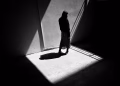 Figura u pukotini svetla; Foto: Andrijana Krstić