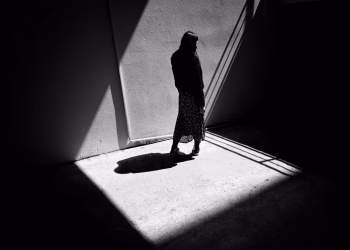 Figura u pukotini svetla; Foto: Andrijana Krstić