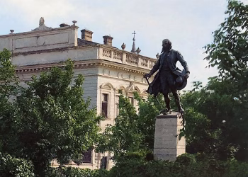 Ilustracija: Spomenik Dositeju Obradoviću u Beogradu, na prvobitnom mestu ispred hotela "Srpska kruna", kolorisana fotografija.