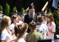Beograd, 15. jula 2026.- Patrijarh Porfirije posetio je danas deèji letnji kamp "uplja stena" na Avali u kojem, u èetiri sedmodnevne smene, borave uèenici beogradskih osnovnih kola. Do sada su sprovedene tri smene u kojima je bilo gotovo 180 dece, a u toku je èetvrta smena u kojoj je njih 49. Patrijarh je u razgovoru sa decom, poruèio da je u ivotu najvanije da sve to radimo zapoènemo molitvom, jer je ona temelj svakog valjanog dela i uèi nas strpljenju, èistim namerama i iskrenom pratanju. FOTO TANJUG/ AMIR HAMZAGIÆ/ nr