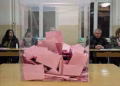 Foto: TANJUG/VLADIMIR ŠPORČIĆ
BEOGRAD - Centar za slobodne izbore i demokratiju (CeSID) i IPSOS Srbija najavili su da će u nedelju, tokom izbornog dana, objavljivati procene izlaznosti u pet termina, na osnovu preseka podataka i to u 9.00, 11.00, 14.00, 17.00 i 19.00 časova. Za ovu priliku će biti pripremljen stratifikovan uzorak od 750 biračkih mesta, sa kojih će se tokom dana prikupljati podaci o izlaznosti, a tokom večeri i podaci o izbornim rezultatima, navodi se na sajtu CeSID-a. Kako dodaju, oni će organizovati paralelno brojanje glasova i prvi će objaviti procene izlaznosti i izbornih rezultata parlamentarnih izbora u izbornoj noći. Kompletan sadržaj vesti dostupan je korisnicima Tanjugovih servisa cesid
Ipsos
Izbori
Najnovije vesti
Najmanje dve osobe teško ranjene u pucnjavi u blizini Pariza, osumnjičeni uhapšen
12:10 Uhapšen osumnjičeni da je zvao i slao preteće poruke ženi iz Sokobanje
12:04 CeSID i Ipsos će u nedelju objavljivati procene izlaznosti,