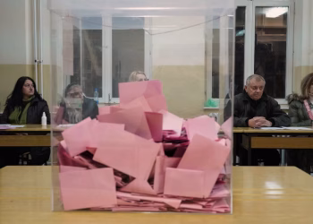 Foto: TANJUG/VLADIMIR ŠPORČIĆ
BEOGRAD - Centar za slobodne izbore i demokratiju (CeSID) i IPSOS Srbija najavili su da će u nedelju, tokom izbornog dana, objavljivati procene izlaznosti u pet termina, na osnovu preseka podataka i to u 9.00, 11.00, 14.00, 17.00 i 19.00 časova. Za ovu priliku će biti pripremljen stratifikovan uzorak od 750 biračkih mesta, sa kojih će se tokom dana prikupljati podaci o izlaznosti, a tokom večeri i podaci o izbornim rezultatima, navodi se na sajtu CeSID-a. Kako dodaju, oni će organizovati paralelno brojanje glasova i prvi će objaviti procene izlaznosti i izbornih rezultata parlamentarnih izbora u izbornoj noći. Kompletan sadržaj vesti dostupan je korisnicima Tanjugovih servisa cesid
Ipsos
Izbori
Najnovije vesti
Najmanje dve osobe teško ranjene u pucnjavi u blizini Pariza, osumnjičeni uhapšen
12:10 Uhapšen osumnjičeni da je zvao i slao preteće poruke ženi iz Sokobanje
12:04 CeSID i Ipsos će u nedelju objavljivati procene izlaznosti,
